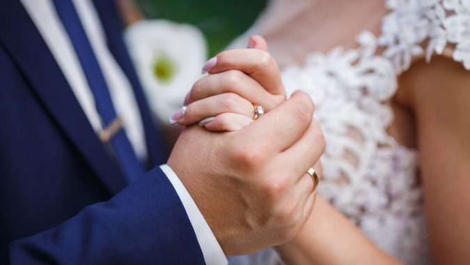 Anillos de compromiso y aros de matrimonio